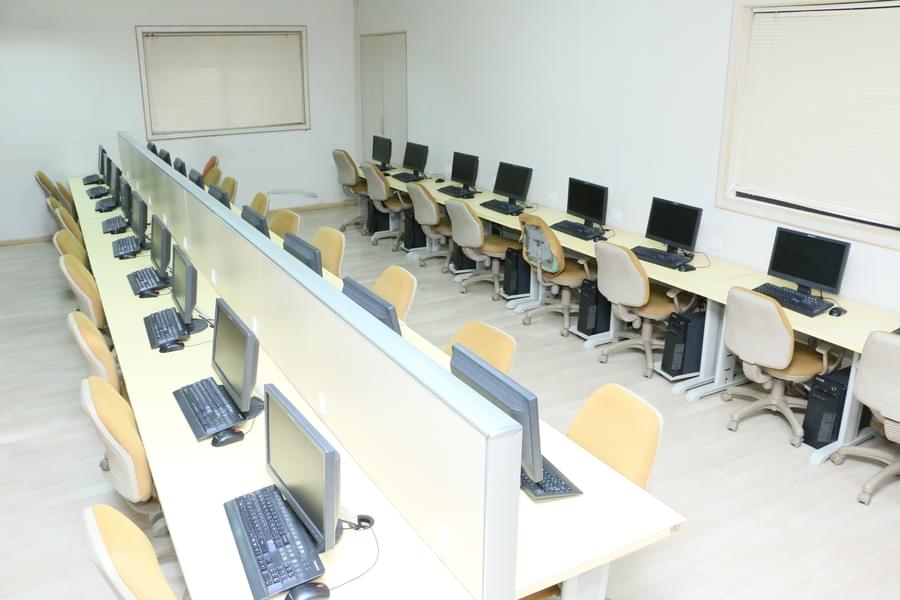 Atmiya Institute of Technology and Science, Atmiya University Rajkot Computer Lab photo 8